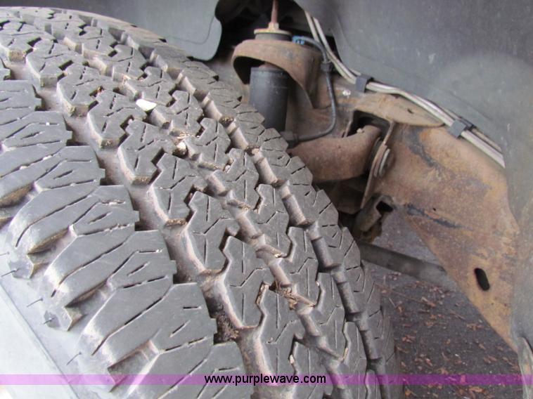 image for item B7088 2002 Chevrolet C2500HD pickup truck