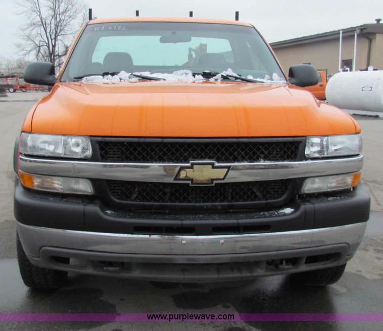image for item B7089 2002 Chevrolet Silverado C2500HD pickup truck
