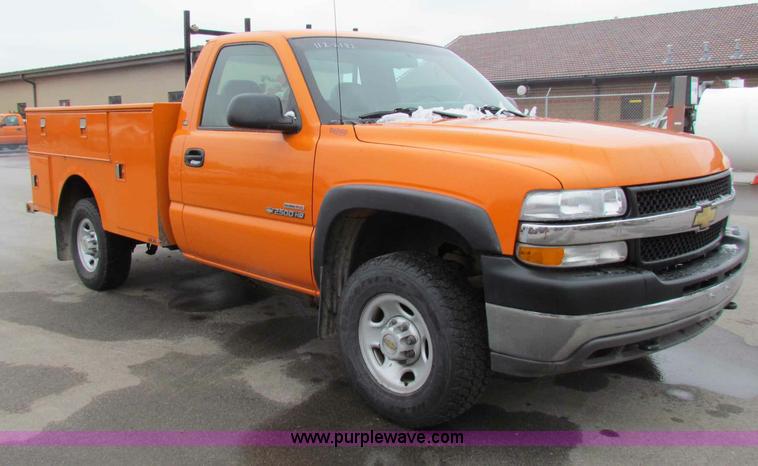 image for item B7089 2002 Chevrolet Silverado C2500HD pickup truck