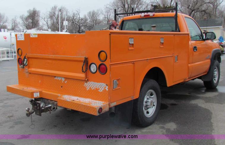 image for item B7089 2002 Chevrolet Silverado C2500HD pickup truck