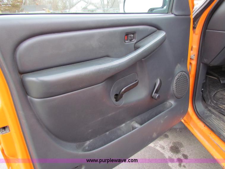 image for item B7089 2002 Chevrolet Silverado C2500HD pickup truck