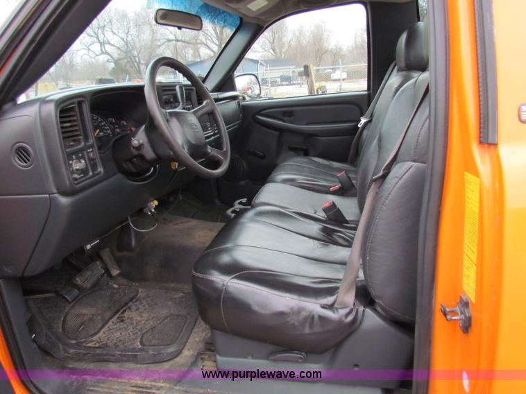 image for item B7089 2002 Chevrolet Silverado C2500HD pickup truck