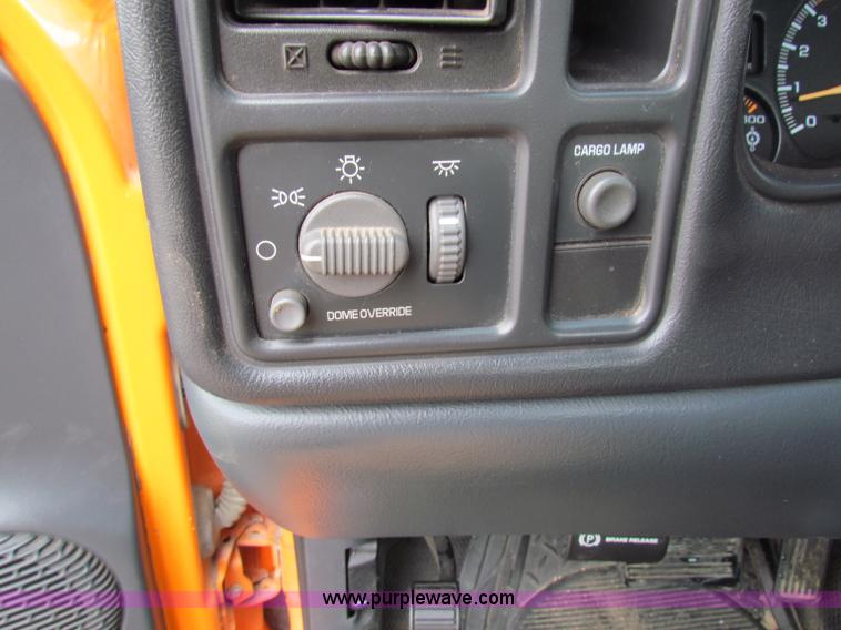 image for item B7089 2002 Chevrolet Silverado C2500HD pickup truck