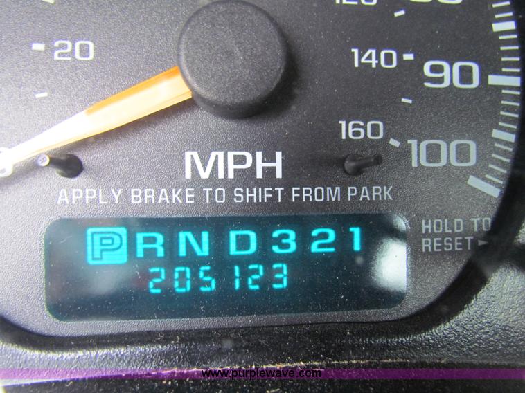 image for item B7089 2002 Chevrolet Silverado C2500HD pickup truck