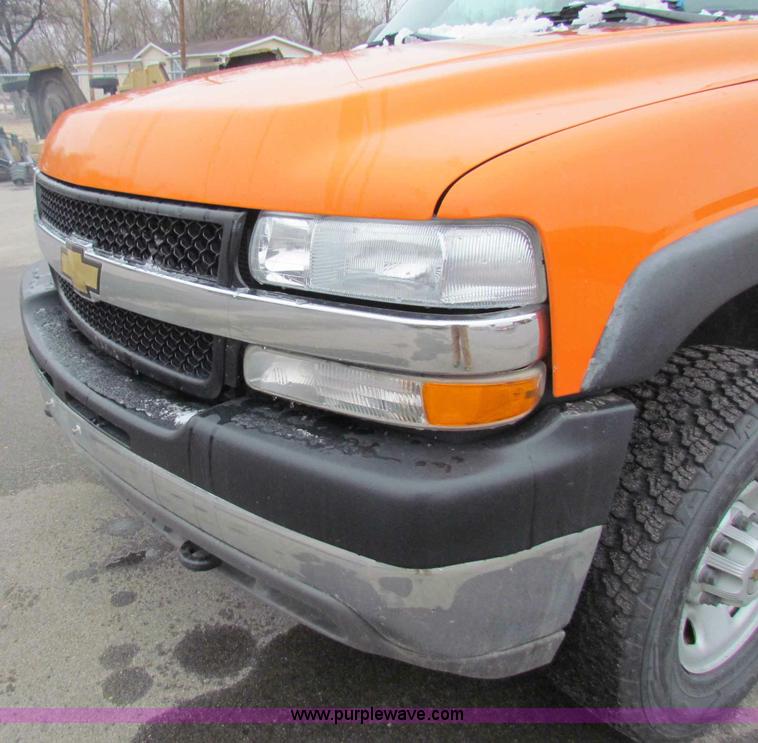 image for item B7089 2002 Chevrolet Silverado C2500HD pickup truck
