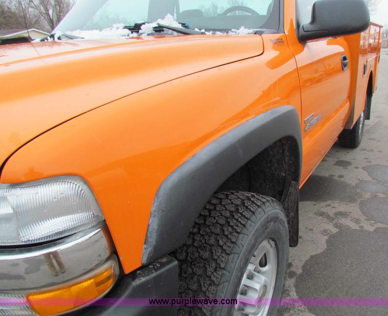 image for item B7089 2002 Chevrolet Silverado C2500HD pickup truck