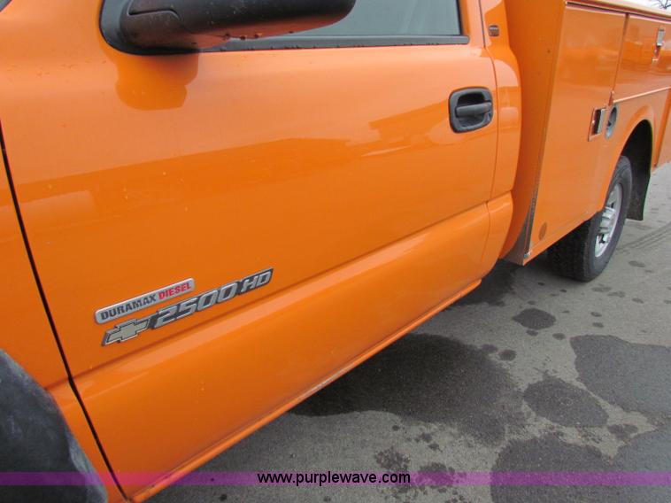 image for item B7089 2002 Chevrolet Silverado C2500HD pickup truck