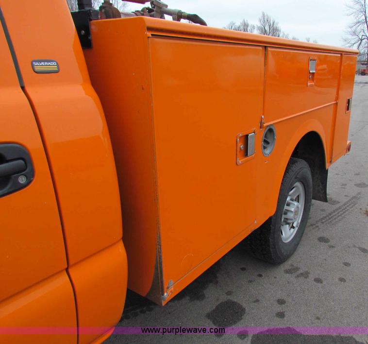 image for item B7089 2002 Chevrolet Silverado C2500HD pickup truck