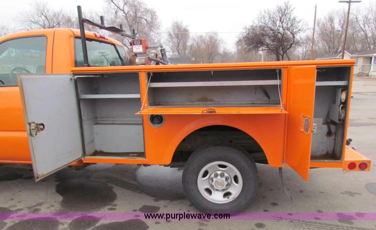 image for item B7089 2002 Chevrolet Silverado C2500HD pickup truck