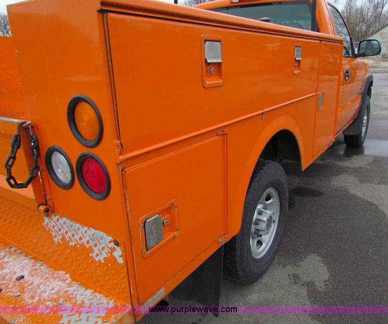 image for item B7089 2002 Chevrolet Silverado C2500HD pickup truck