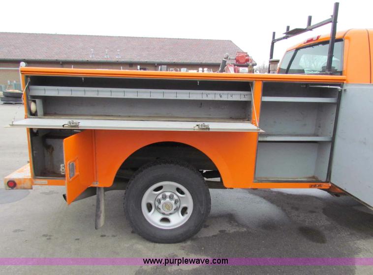 image for item B7089 2002 Chevrolet Silverado C2500HD pickup truck