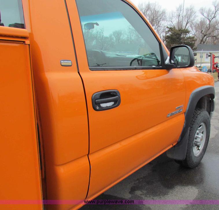 image for item B7089 2002 Chevrolet Silverado C2500HD pickup truck