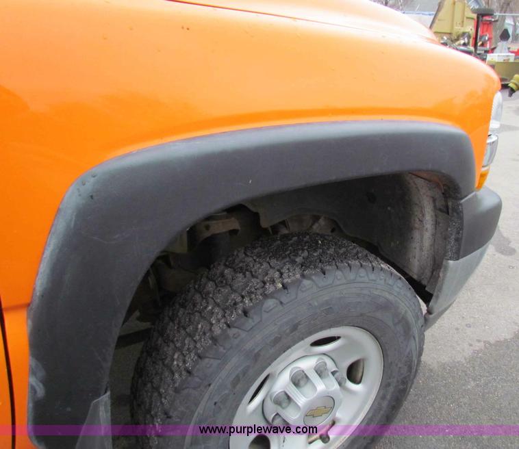 image for item B7089 2002 Chevrolet Silverado C2500HD pickup truck