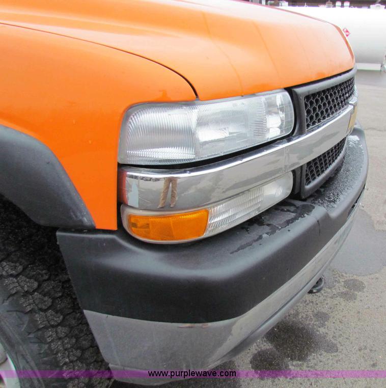 image for item B7089 2002 Chevrolet Silverado C2500HD pickup truck