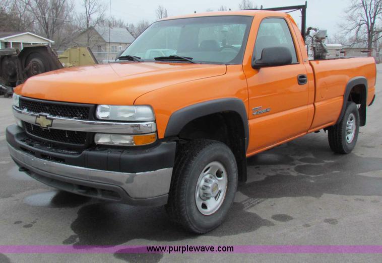 image for item B7090 2002 Chevrolet Silverado C2500HD pickup truck