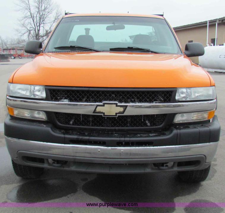 image for item B7090 2002 Chevrolet Silverado C2500HD pickup truck