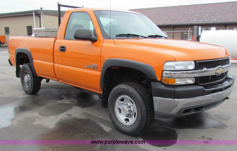 image for item B7090 2002 Chevrolet Silverado C2500HD pickup truck