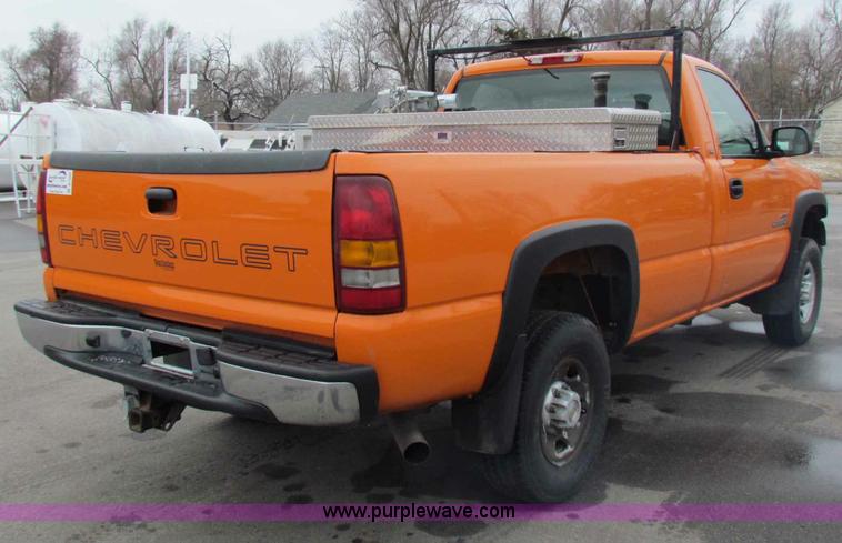 image for item B7090 2002 Chevrolet Silverado C2500HD pickup truck