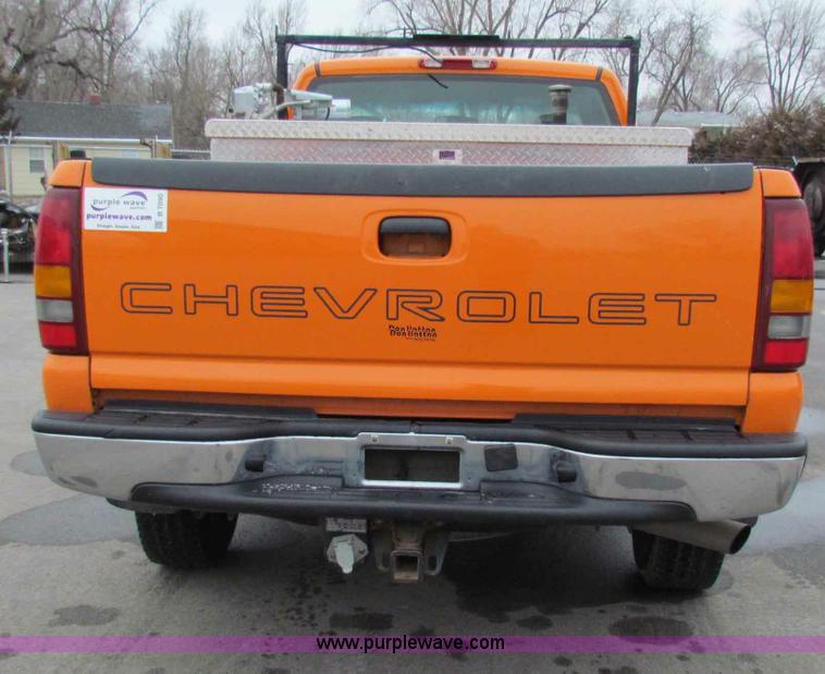 image for item B7090 2002 Chevrolet Silverado C2500HD pickup truck