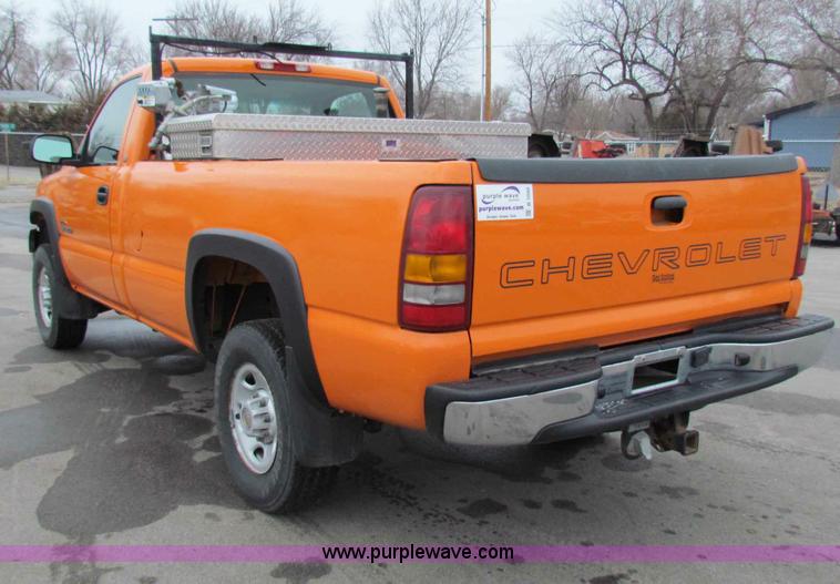 image for item B7090 2002 Chevrolet Silverado C2500HD pickup truck