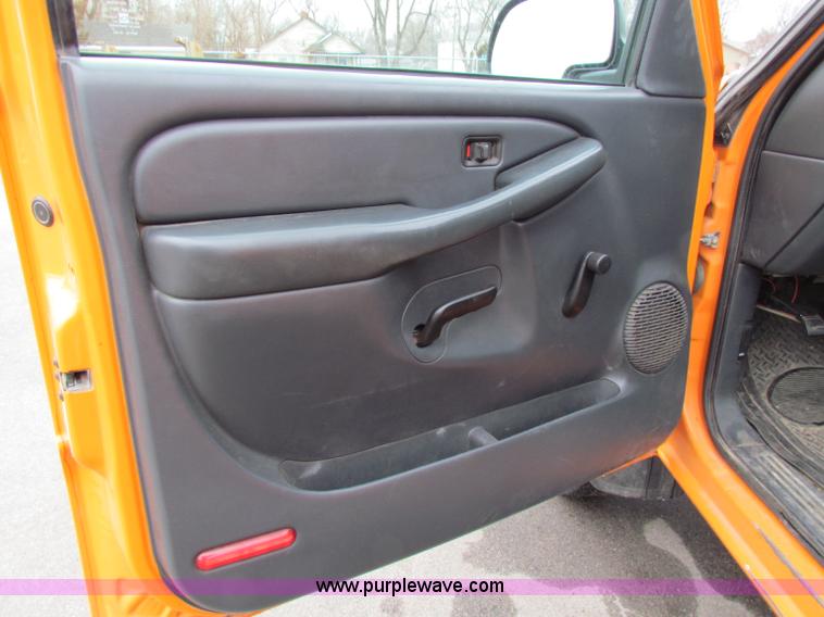 image for item B7090 2002 Chevrolet Silverado C2500HD pickup truck