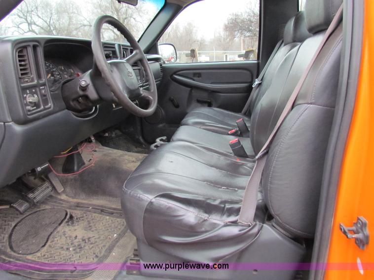 image for item B7090 2002 Chevrolet Silverado C2500HD pickup truck