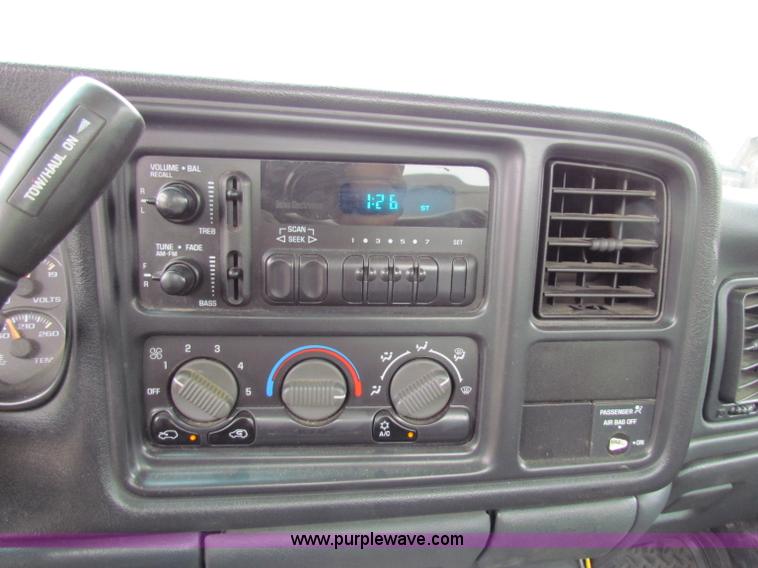 image for item B7090 2002 Chevrolet Silverado C2500HD pickup truck