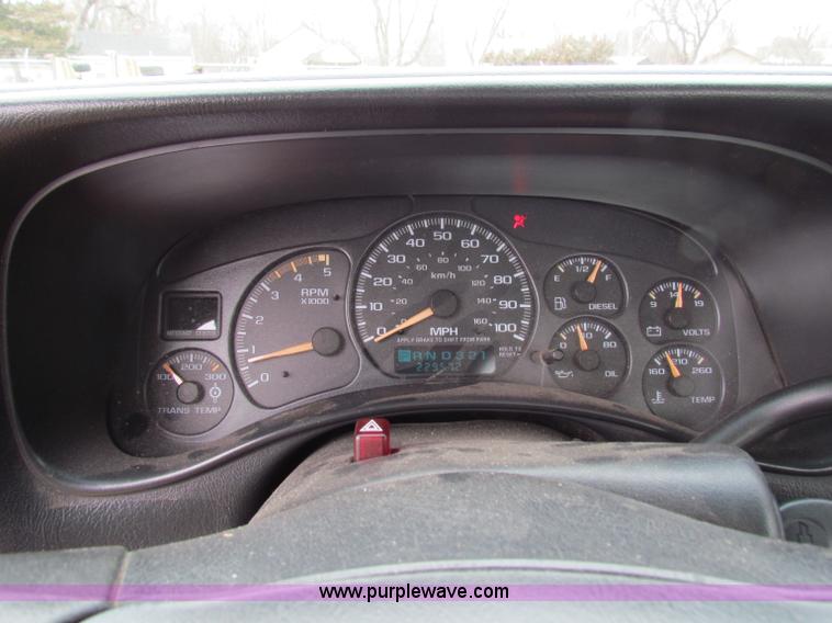 image for item B7090 2002 Chevrolet Silverado C2500HD pickup truck