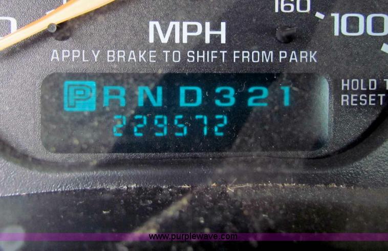 image for item B7090 2002 Chevrolet Silverado C2500HD pickup truck