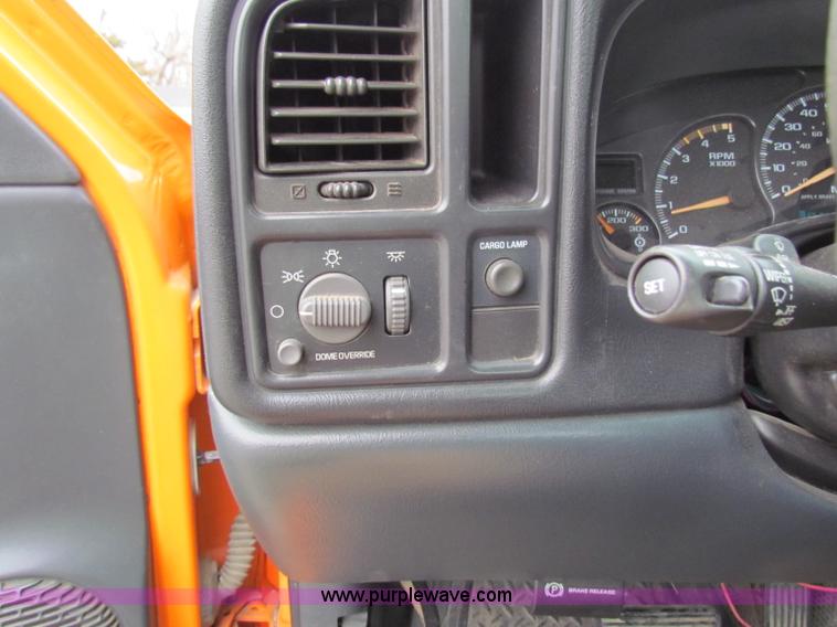 image for item B7090 2002 Chevrolet Silverado C2500HD pickup truck