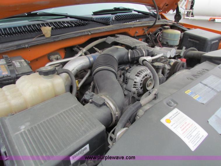 image for item B7090 2002 Chevrolet Silverado C2500HD pickup truck