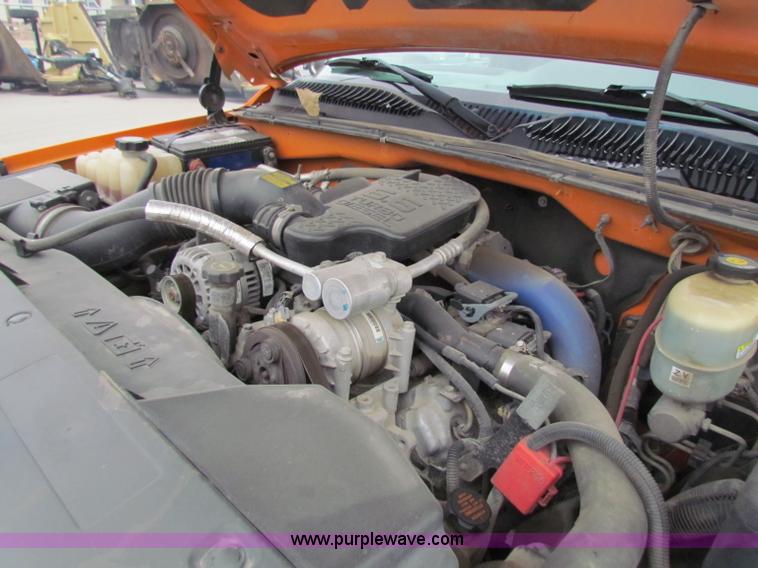 image for item B7090 2002 Chevrolet Silverado C2500HD pickup truck