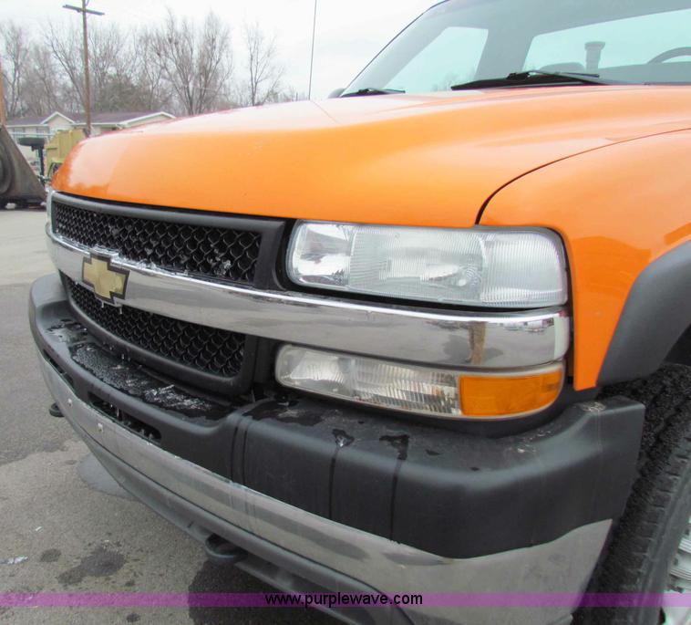 image for item B7090 2002 Chevrolet Silverado C2500HD pickup truck