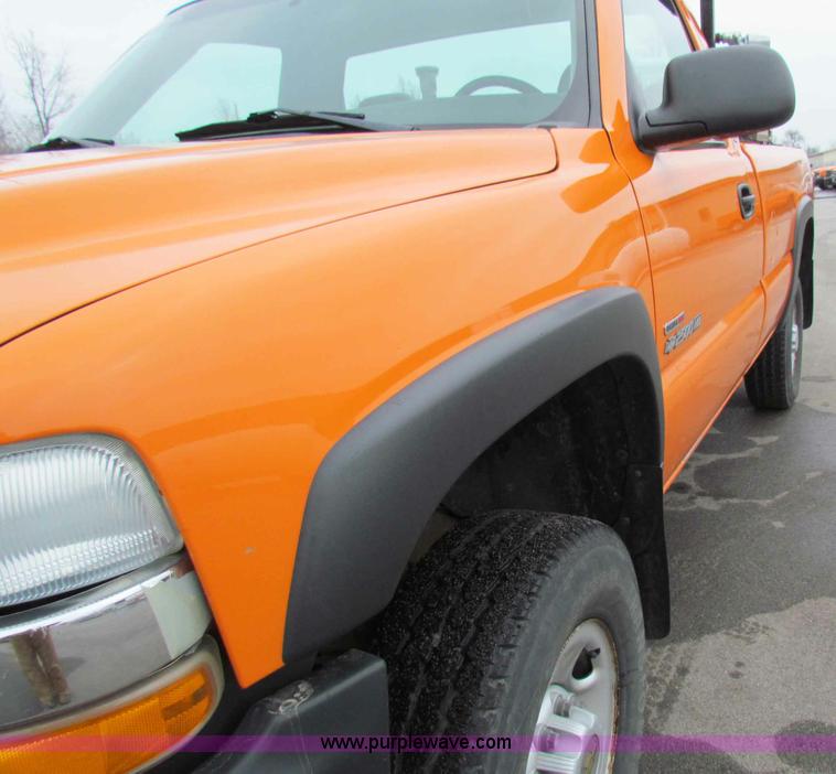 image for item B7090 2002 Chevrolet Silverado C2500HD pickup truck