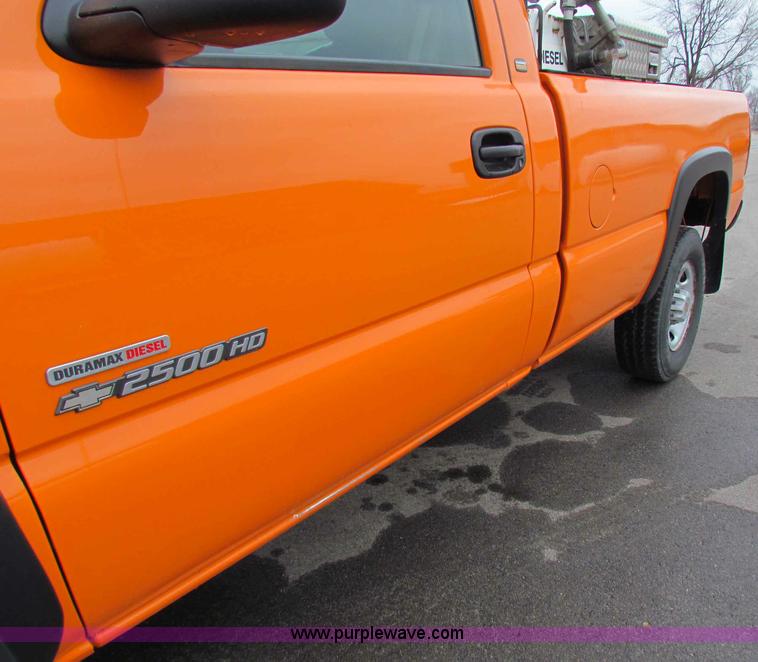 image for item B7090 2002 Chevrolet Silverado C2500HD pickup truck