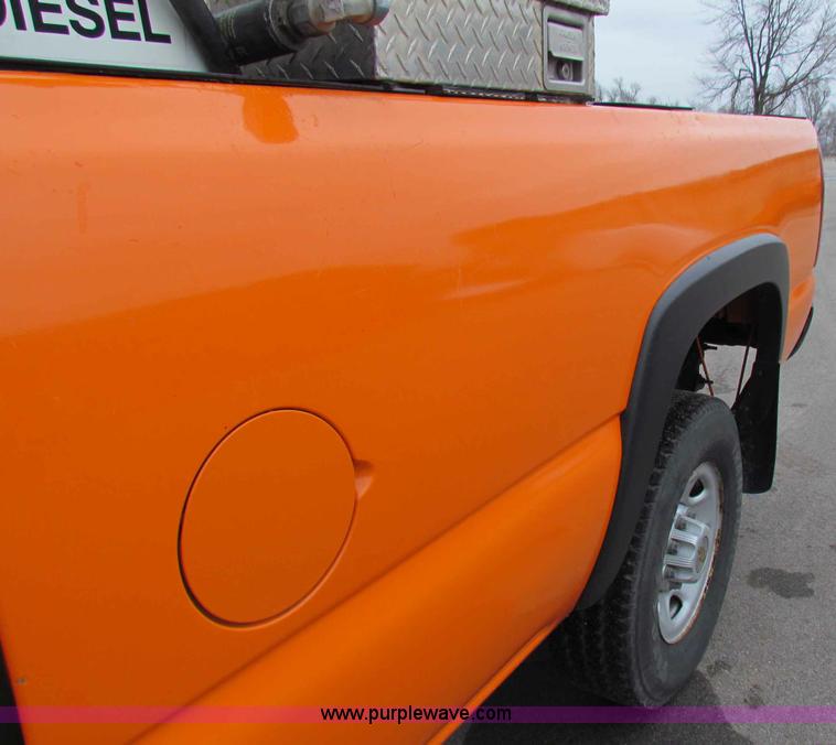 image for item B7090 2002 Chevrolet Silverado C2500HD pickup truck