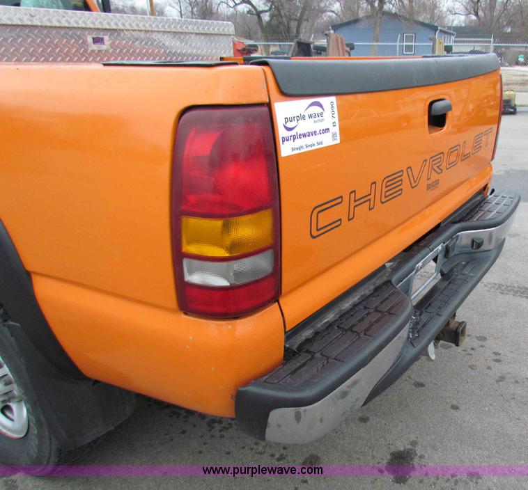 image for item B7090 2002 Chevrolet Silverado C2500HD pickup truck