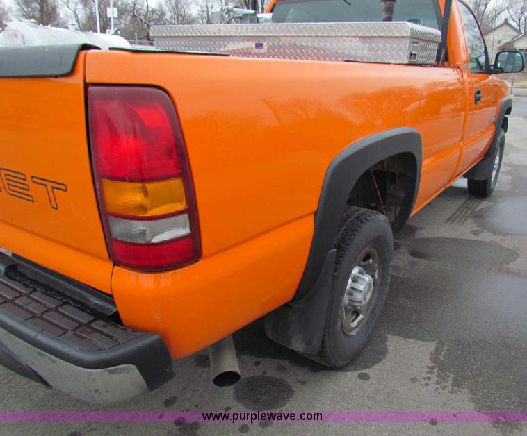 image for item B7090 2002 Chevrolet Silverado C2500HD pickup truck