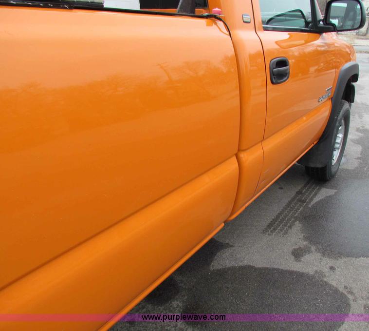 image for item B7090 2002 Chevrolet Silverado C2500HD pickup truck