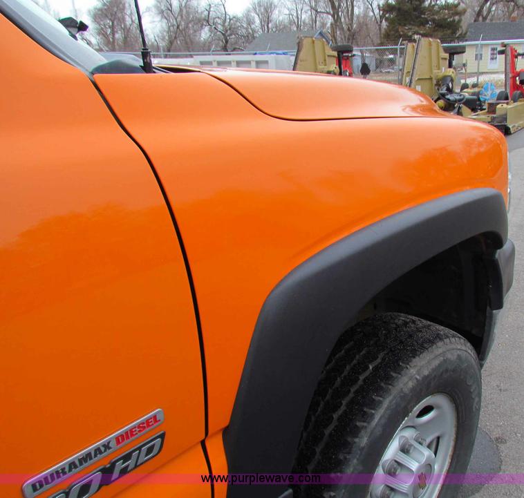 image for item B7090 2002 Chevrolet Silverado C2500HD pickup truck