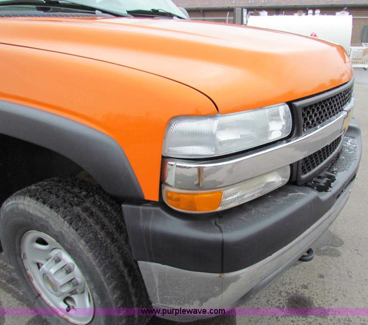 image for item B7090 2002 Chevrolet Silverado C2500HD pickup truck