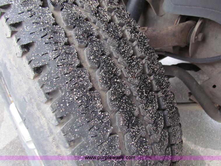 image for item B7090 2002 Chevrolet Silverado C2500HD pickup truck