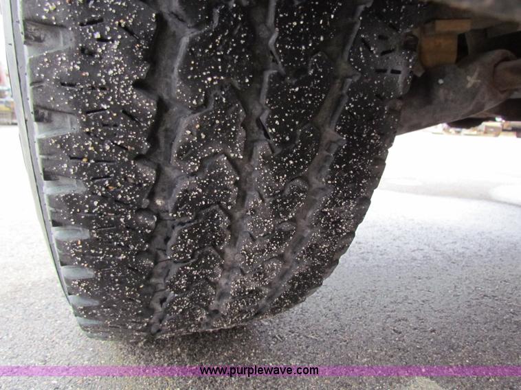 image for item B7090 2002 Chevrolet Silverado C2500HD pickup truck