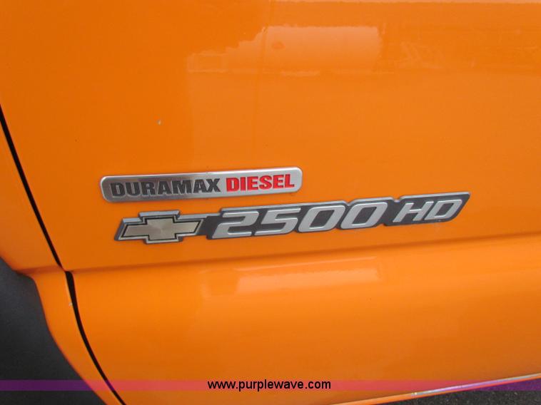 image for item B7090 2002 Chevrolet Silverado C2500HD pickup truck