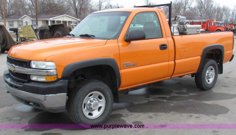 image for item B7090 2002 Chevrolet Silverado C2500HD pickup truck