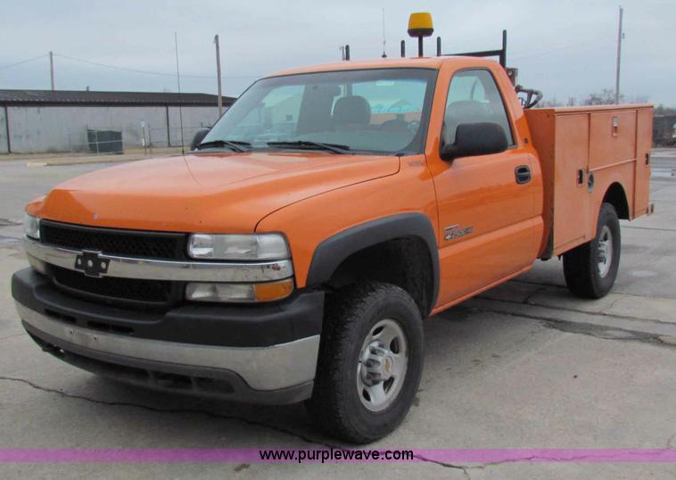 image for item B7095 2002 Chevrolet Silverado C2500HD pickup truck
