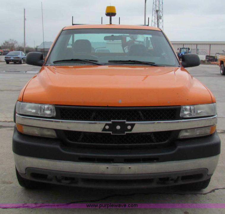 image for item B7095 2002 Chevrolet Silverado C2500HD pickup truck