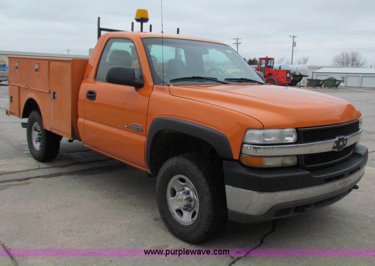 image for item B7095 2002 Chevrolet Silverado C2500HD pickup truck