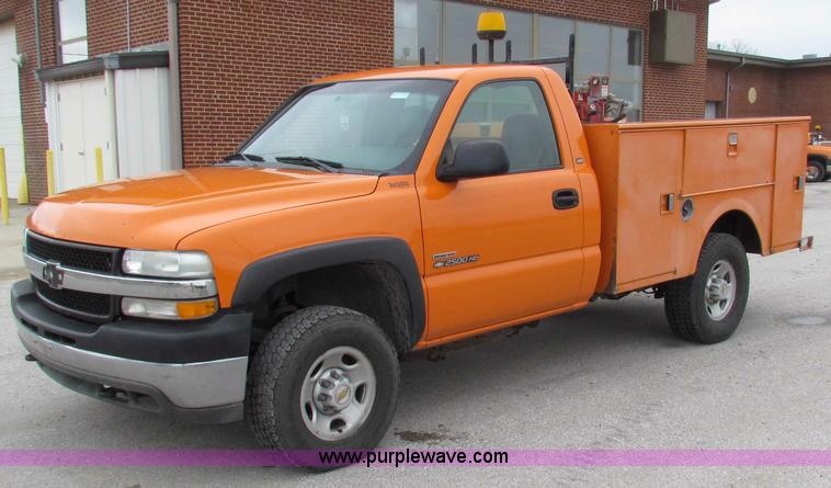 image for item B7095 2002 Chevrolet Silverado C2500HD pickup truck