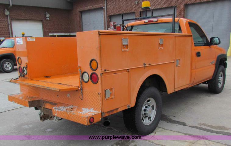 image for item B7095 2002 Chevrolet Silverado C2500HD pickup truck